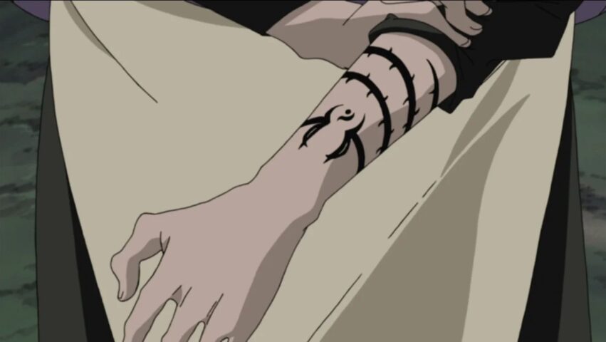 Cómo Orochimaru pudo usar sus brazos en Naruto Shippuden para hacer invocaciones.